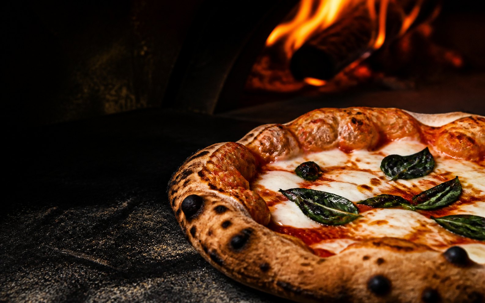 Frische Pizza am heißen Steinofen